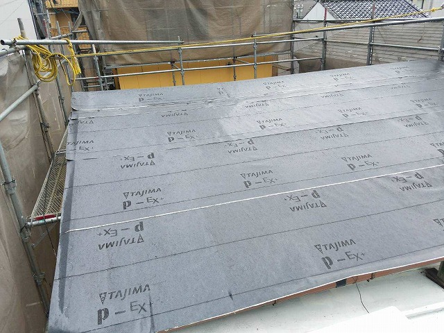 屋根の端部は防水シートがはみ出すようにする